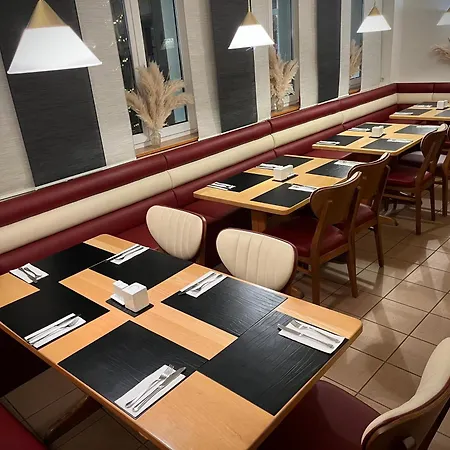 Zu Den Linden فندق فاختبيرغ