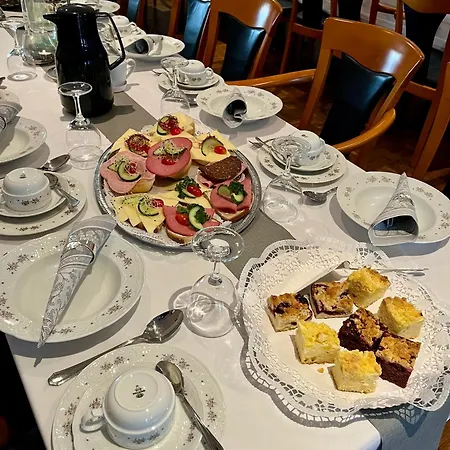 Zu Den Linden فندق 3*