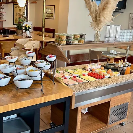 Zu Den Linden فندق