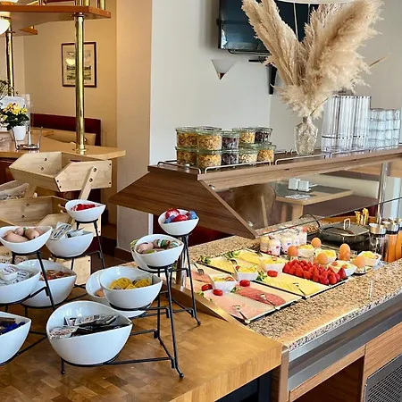 Zu Den Linden فندق 3*